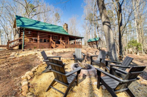 3 Mi to Dtwn Ellijay Tree-Lined Cabin with Deck!